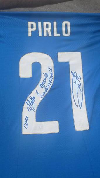 La maglia autografata donata da Pirlo a Juninho. Twitter